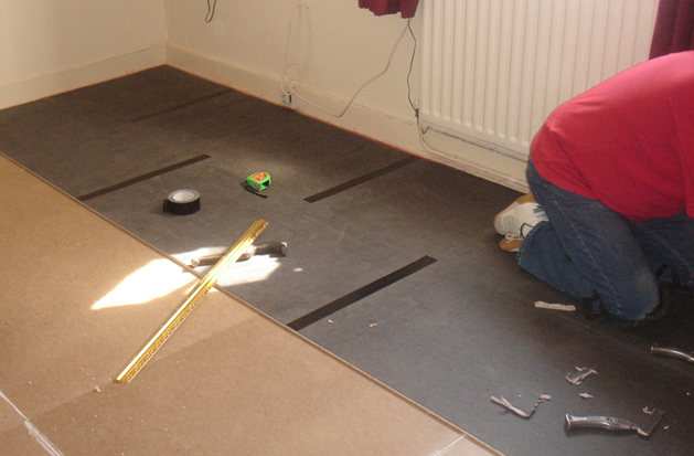 https://www.keepitquiet.co.uk/wp-content/uploads/2014/02/quietfloor-being-installed.jpg